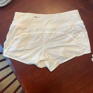 white lulu lemon speed ups 2.5” size 6